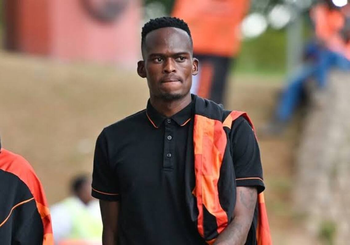 Thabang Matuludi Walking before a match with Polowkane City